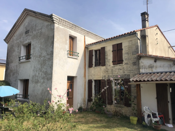 Maison Ancienne de 5 Pièces avec Jardin et Dépendances à Bazauges