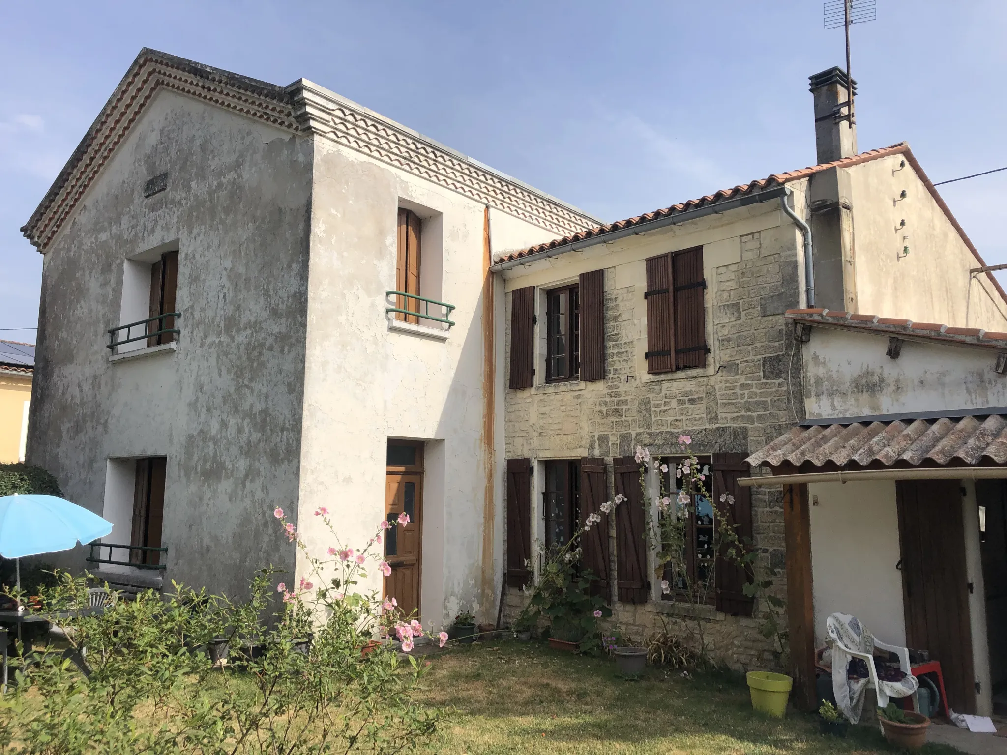 Maison Ancienne de 5 Pièces avec Jardin et Dépendances à Bazauges 