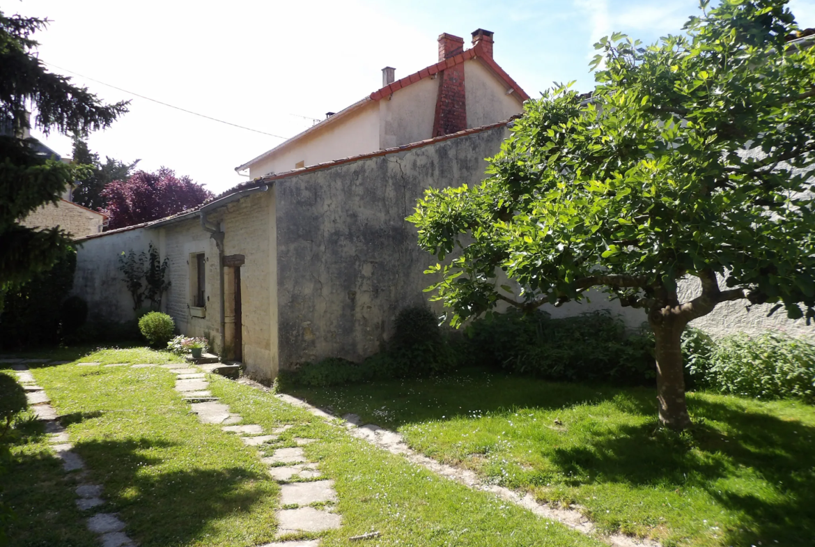 Maison Ancienne de 5 Pièces avec Jardin et Dépendances à Bazauges 