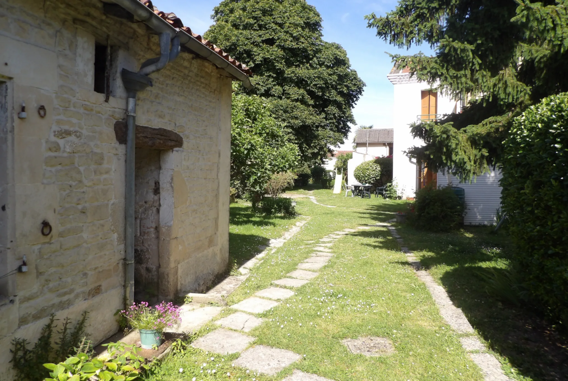 Maison Ancienne de 5 Pièces avec Jardin et Dépendances à Bazauges 