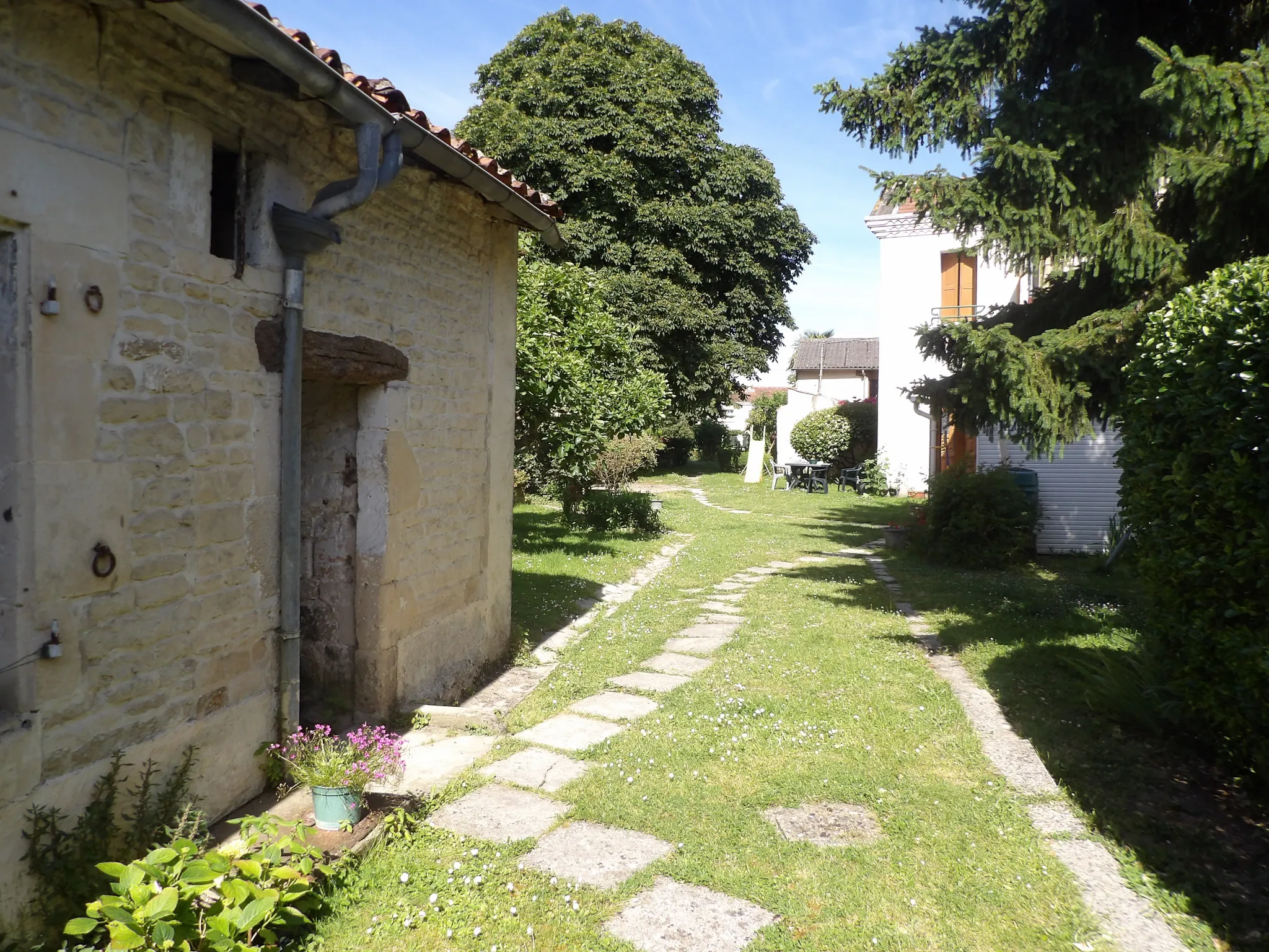 Maison Ancienne de 5 Pièces avec Jardin et Dépendances à Bazauges 