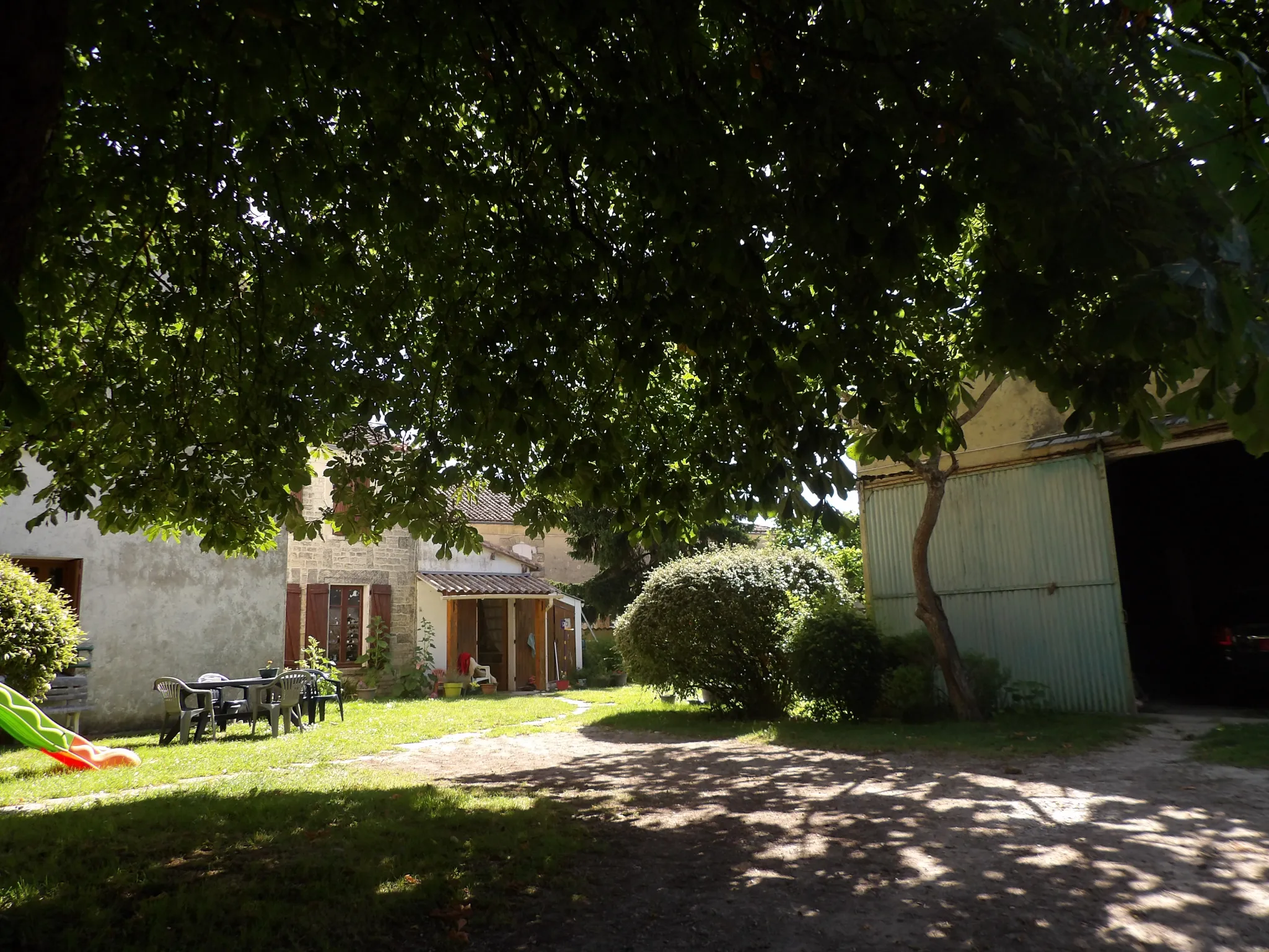 Maison Ancienne de 5 Pièces avec Jardin et Dépendances à Bazauges 