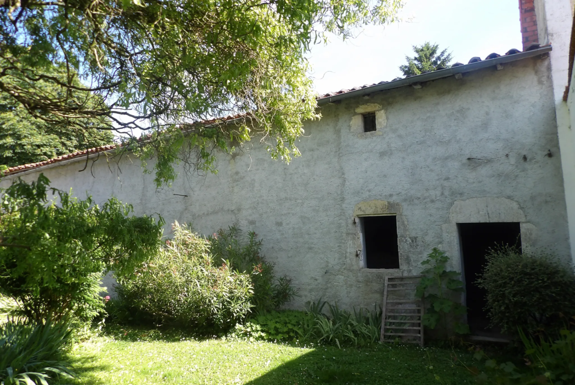 Maison Ancienne de 5 Pièces avec Jardin et Dépendances à Bazauges 