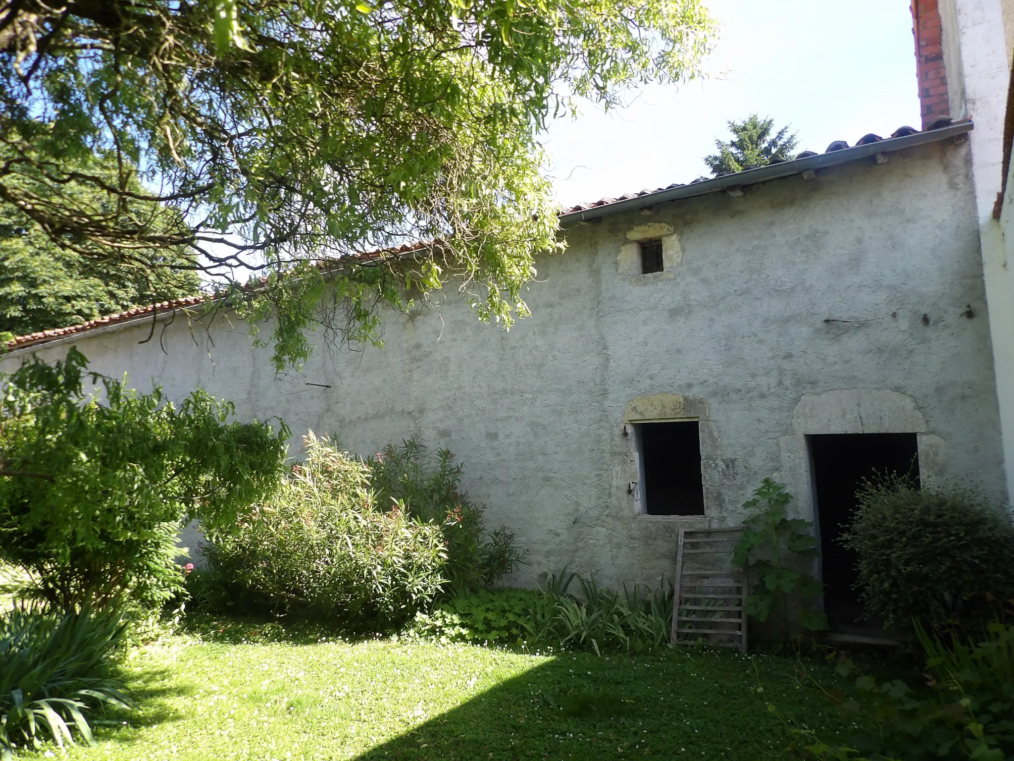 Maison Ancienne de 5 Pièces avec Jardin et Dépendances à Bazauges 