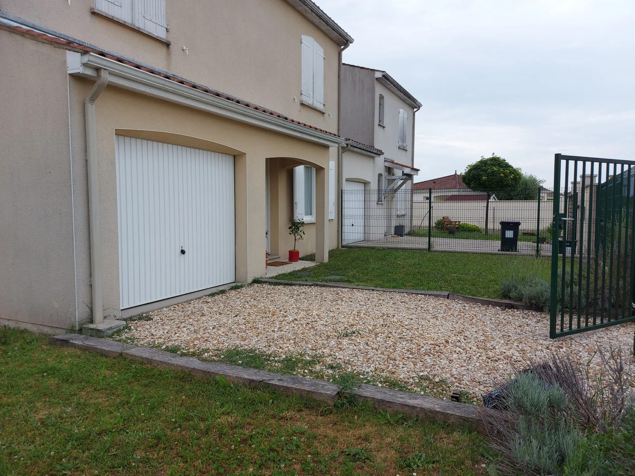 Maison Lumineuse avec 4 Chambres et Jardin 