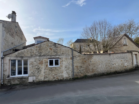 Maison en pierres avec dépendance à Ste Hermine