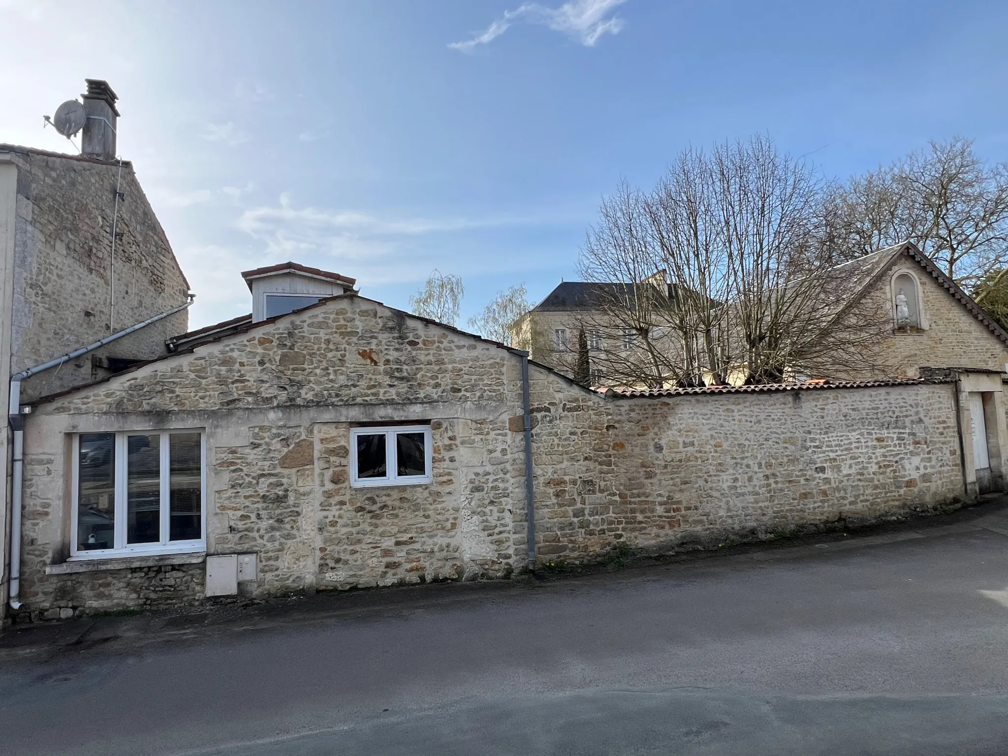 Maison en pierres avec dépendance à Ste Hermine 