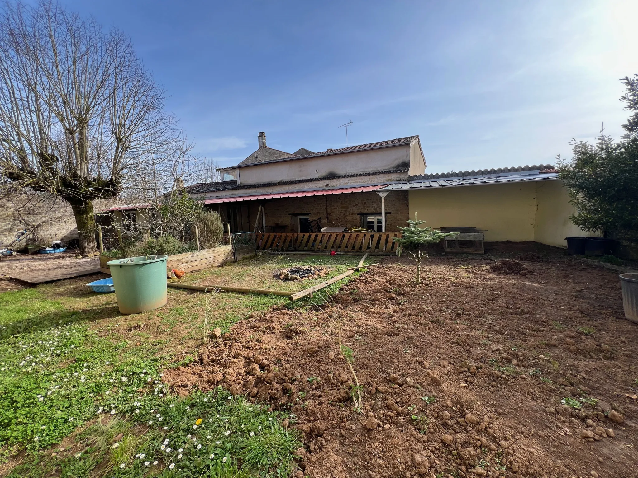 Maison en pierres avec dépendance à Ste Hermine 