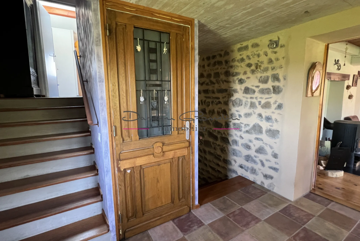 Maison en Pierre de 180m2 à Amplepuis avec 3 Chambres 