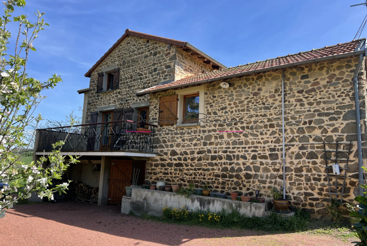 Maison en Pierre de 180m2 à Amplepuis avec 3 Chambres 