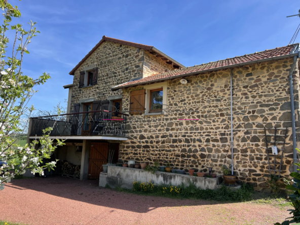 Maison en Pierre de 180m2 à Amplepuis avec 3 Chambres