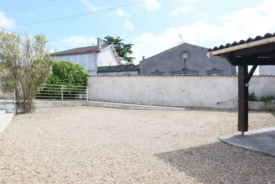 Charmante maison avec cour à Chateaubernard 