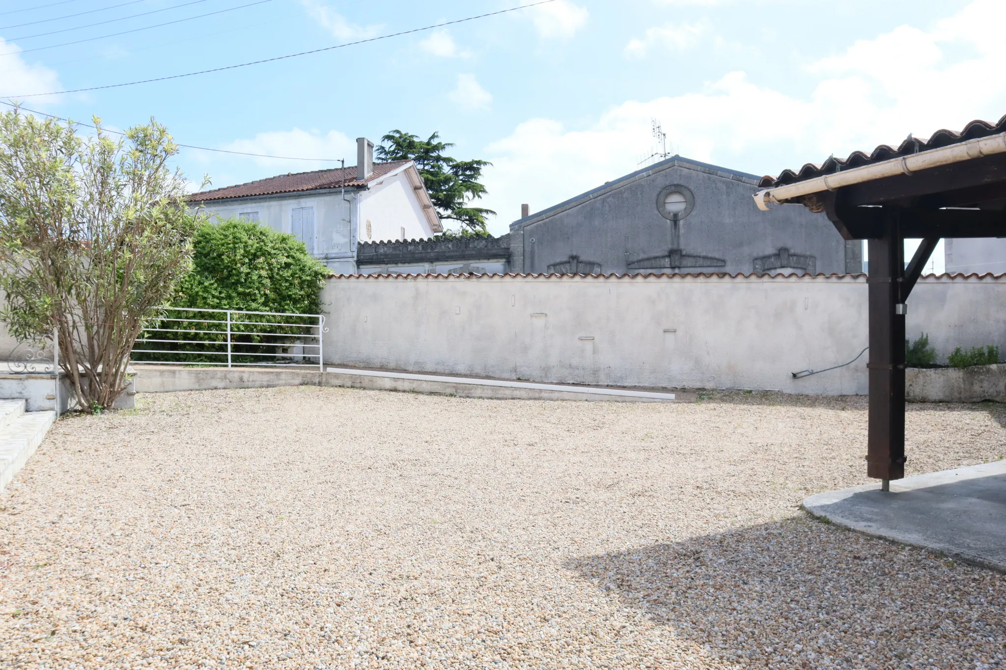 Charmante maison avec cour à Chateaubernard 