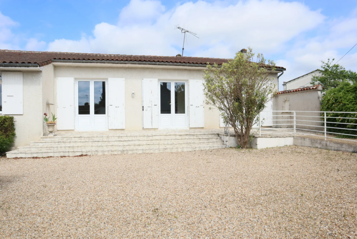 Maison de plain-pied avec 3 chambres à Chateaubernard 