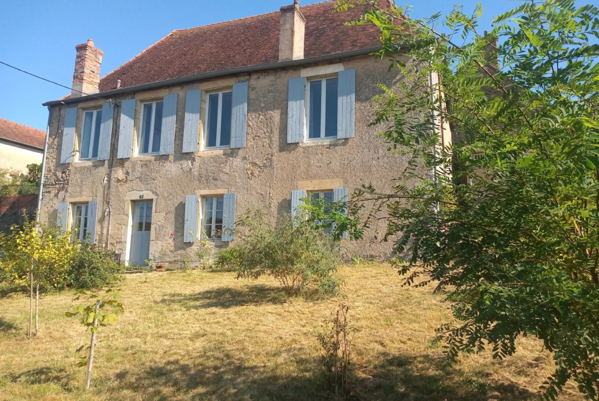 Maison en Pierre à Cercy la Tour - Lumineuse avec Jardin 