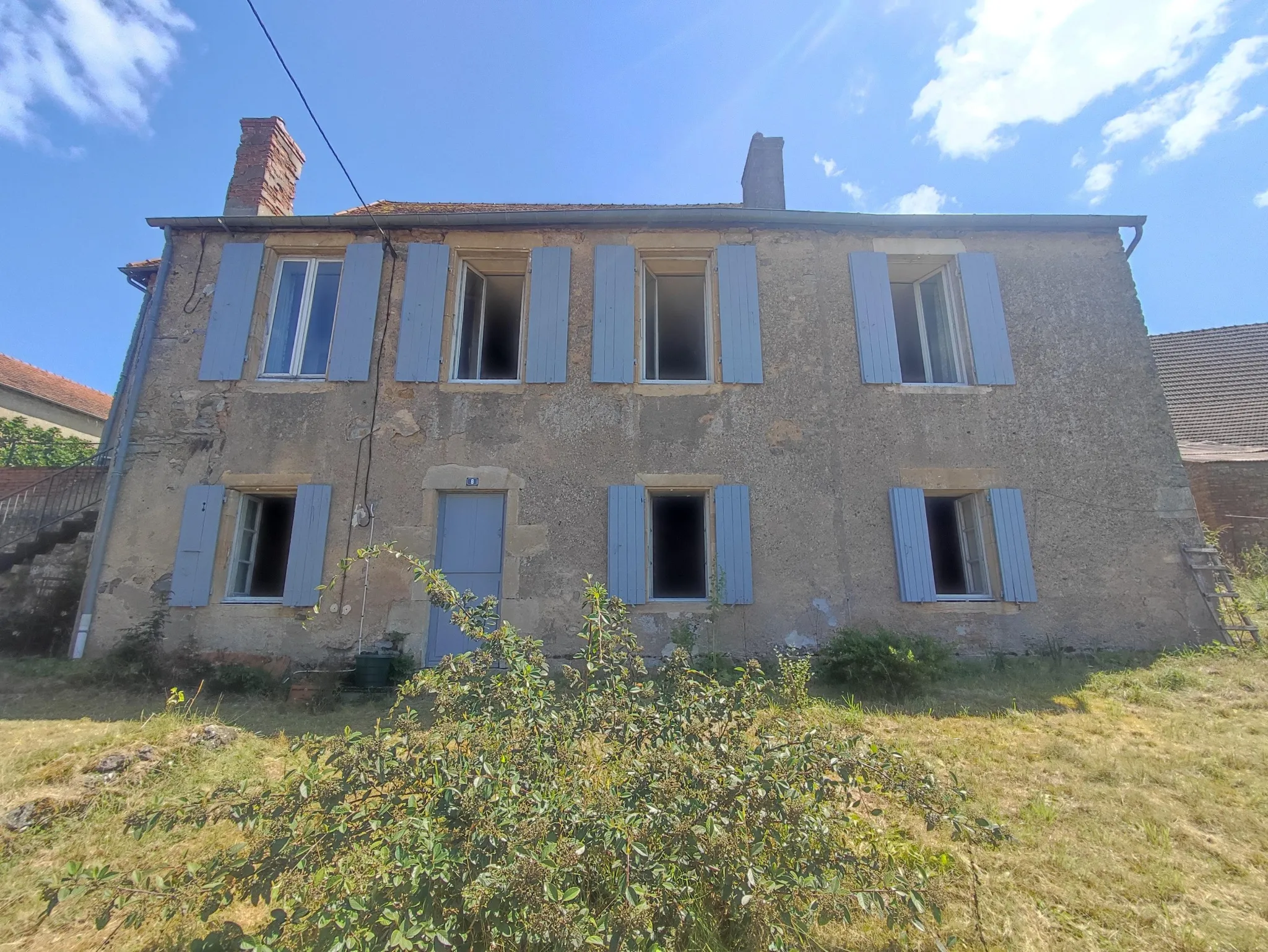 Belle maison en pierre à Cercy la Tour 