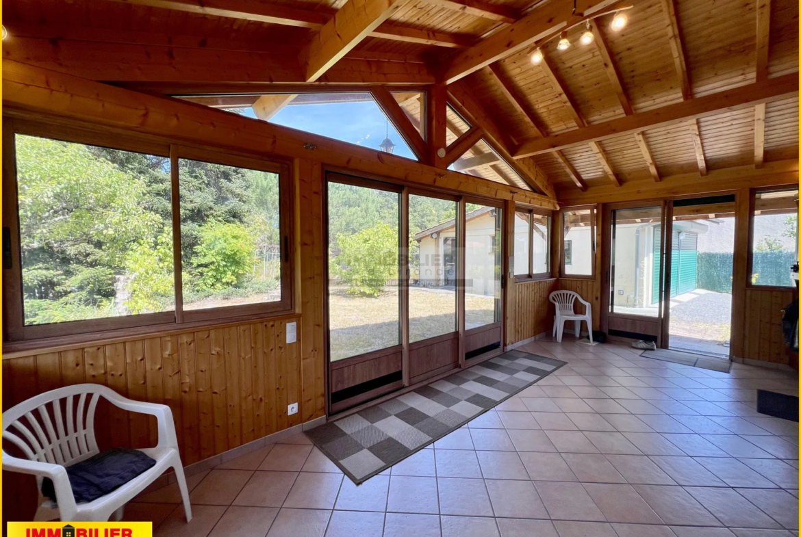 Maison bois de type chalet avec garage à St Michel de Rieufret 