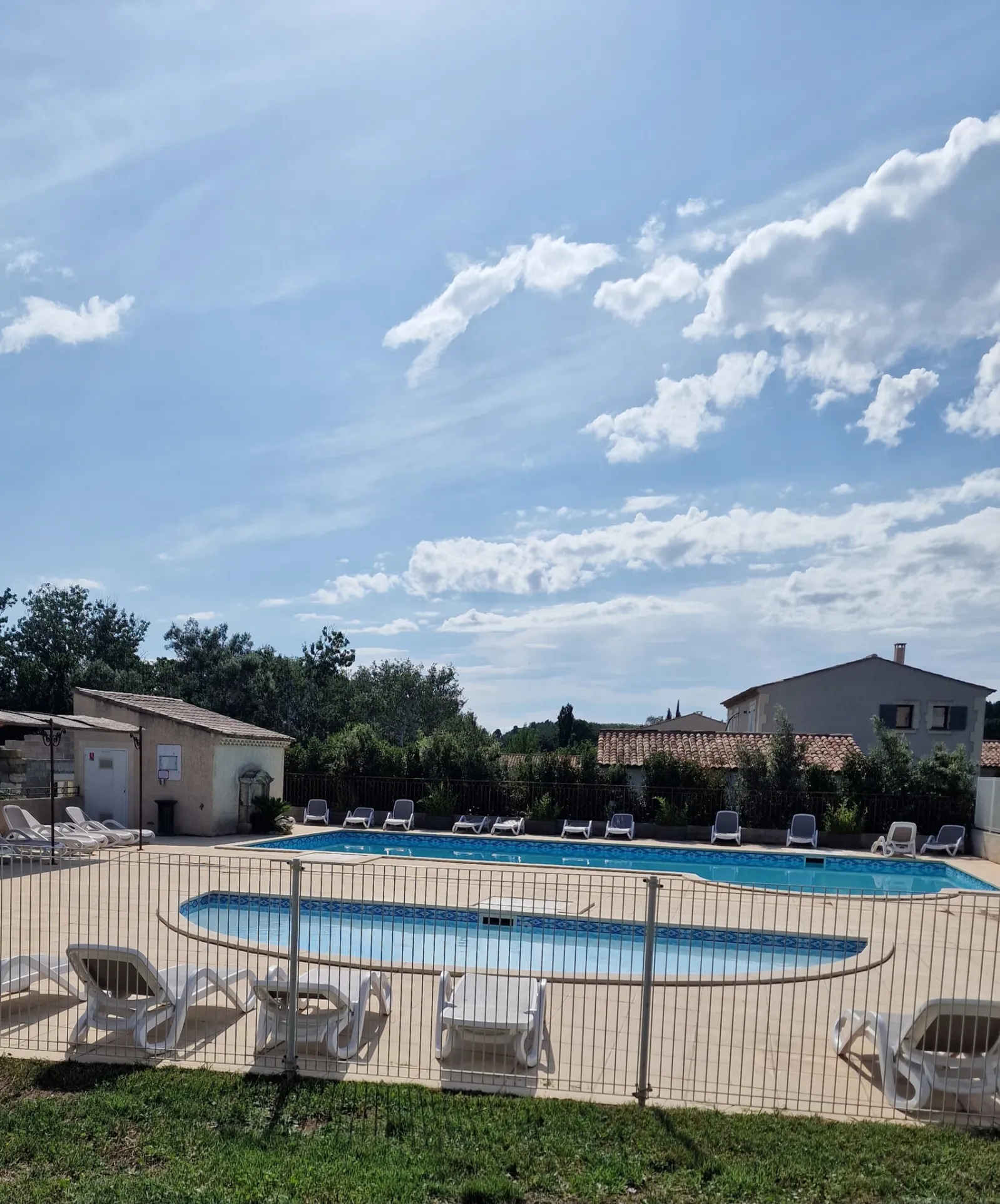 Appartement à Paradou avec balcon et piscine 