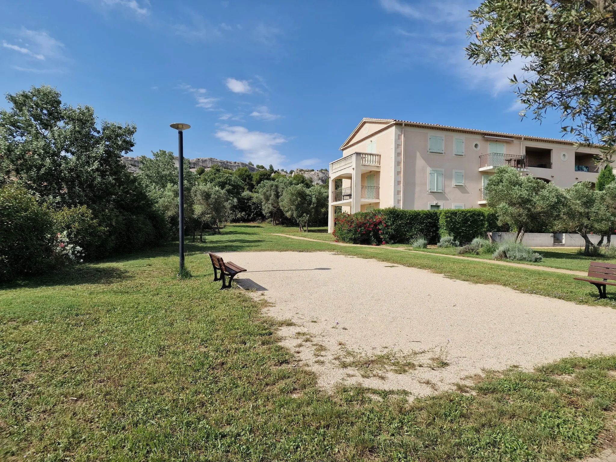 Appartement à Paradou avec balcon et piscine 