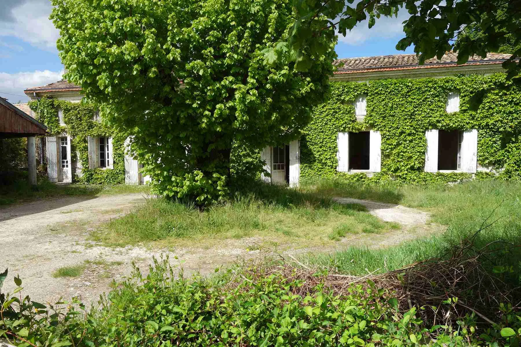 Maison en pierre avec dépendances à rénover - Anglade 