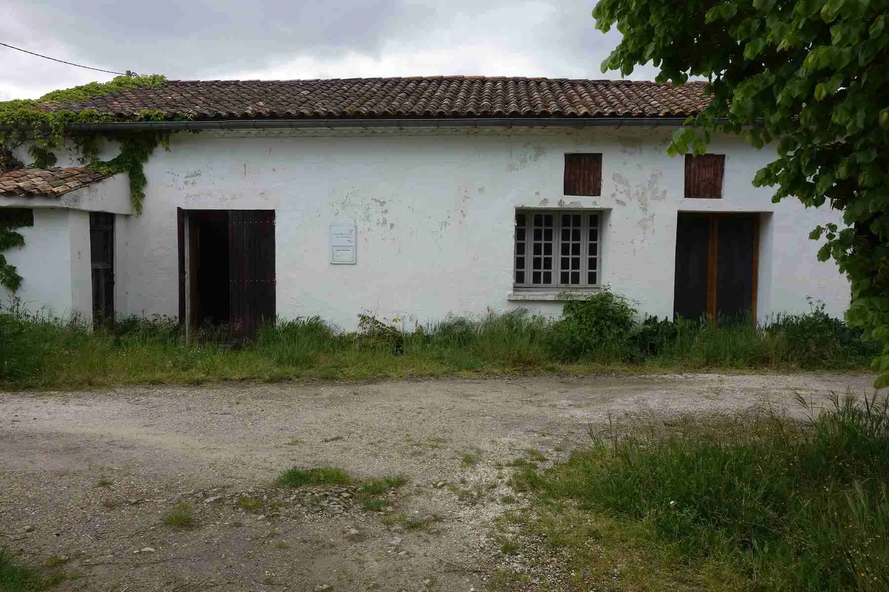 Maison en pierre avec dépendances à rénover - Anglade 