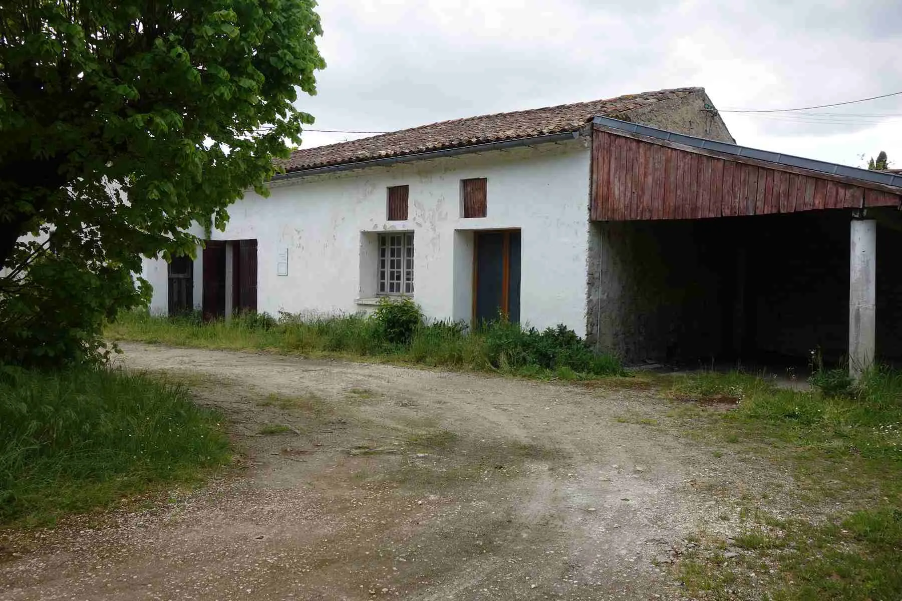 Maison en pierre avec dépendances à rénover - Anglade 