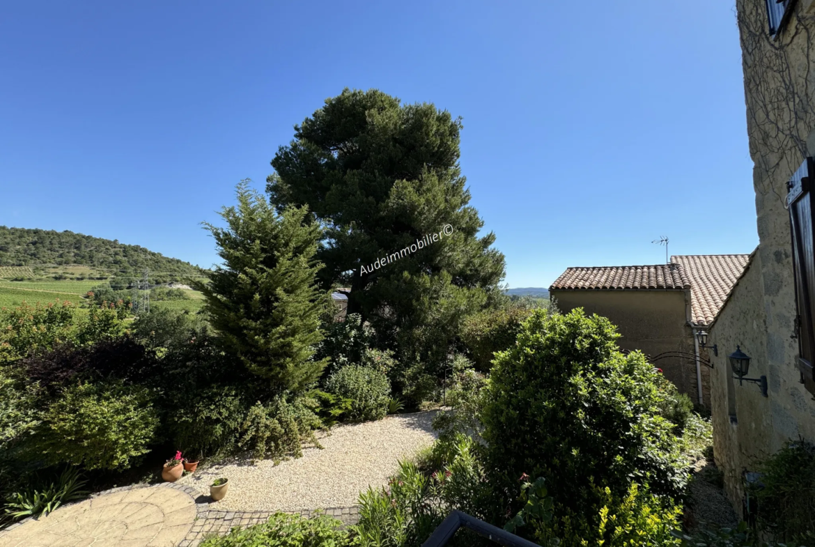 Ancien presbytère avec jardin et vue panoramique à St Hilaire 