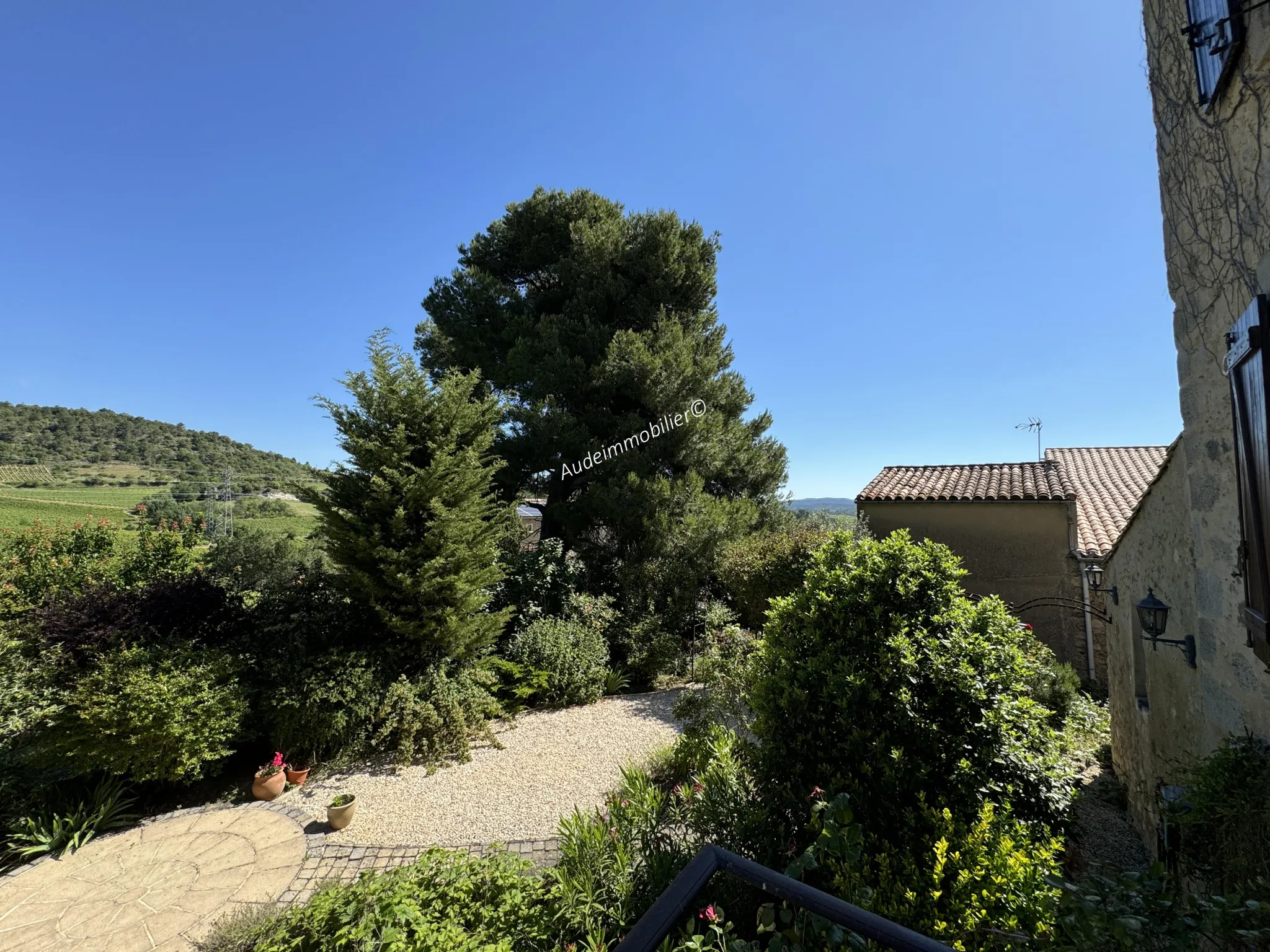 Ancien presbytère avec jardin et vue panoramique à St Hilaire 