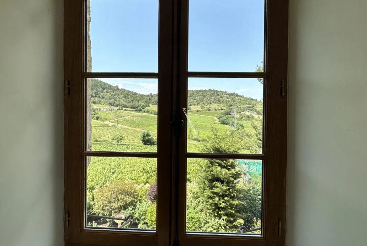 Ancien presbytère avec jardin et vue panoramique à St Hilaire 