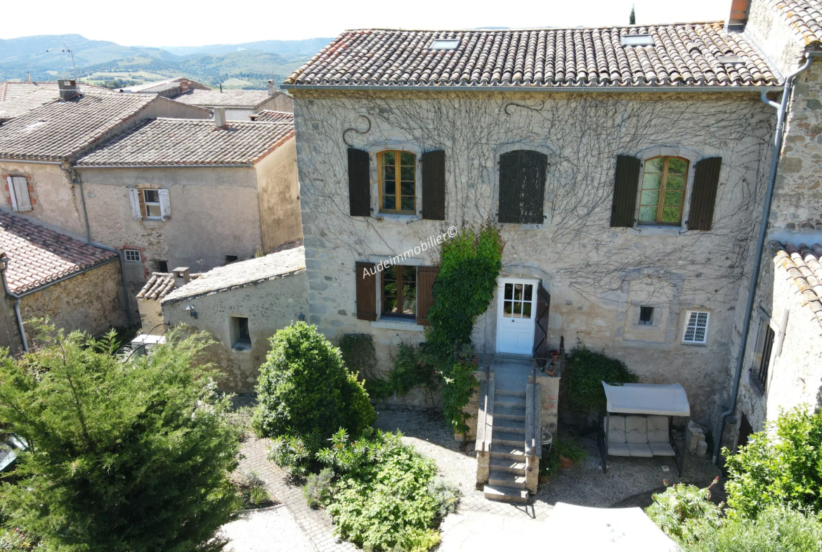 Ancien presbytère avec jardin et vue panoramique à St Hilaire 