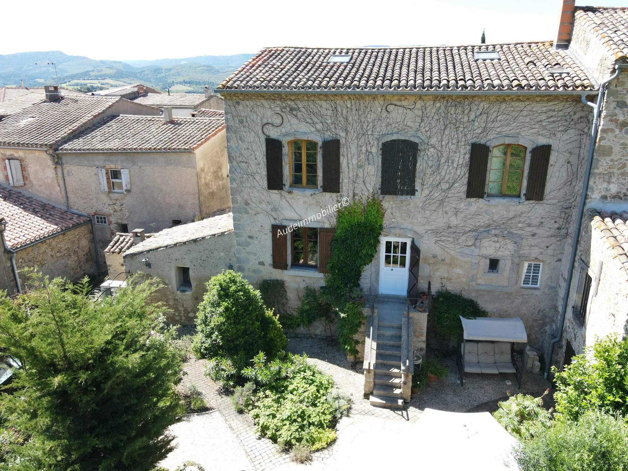 Ancien presbytère avec jardin et vue panoramique à St Hilaire 