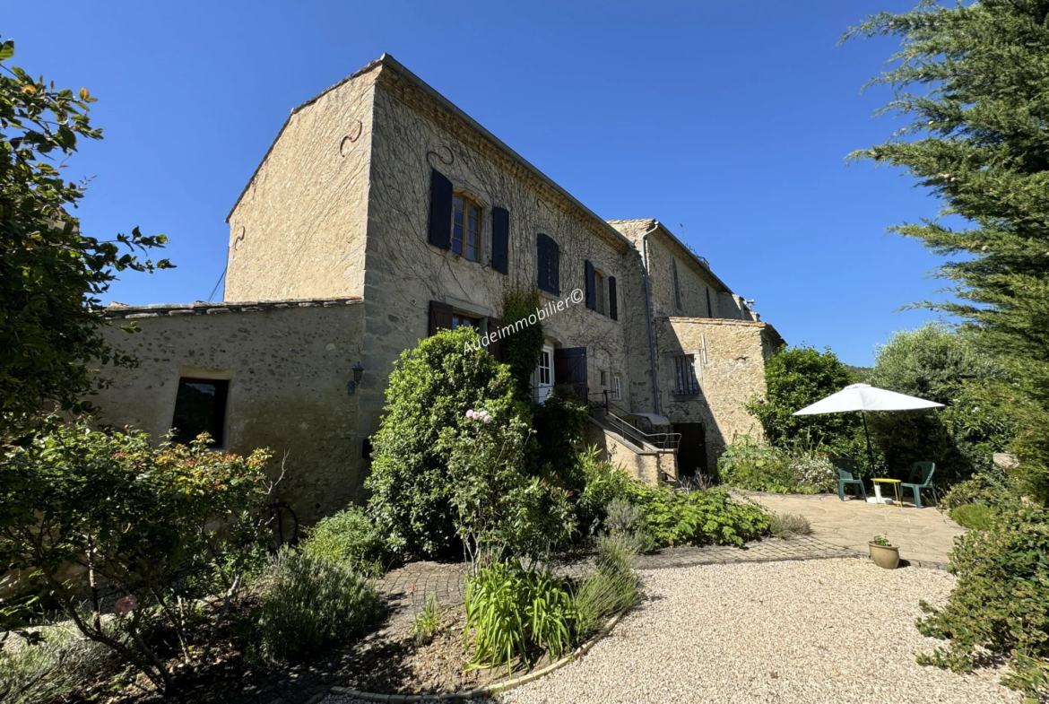 Ancien presbytère avec jardin et vue panoramique à St Hilaire 