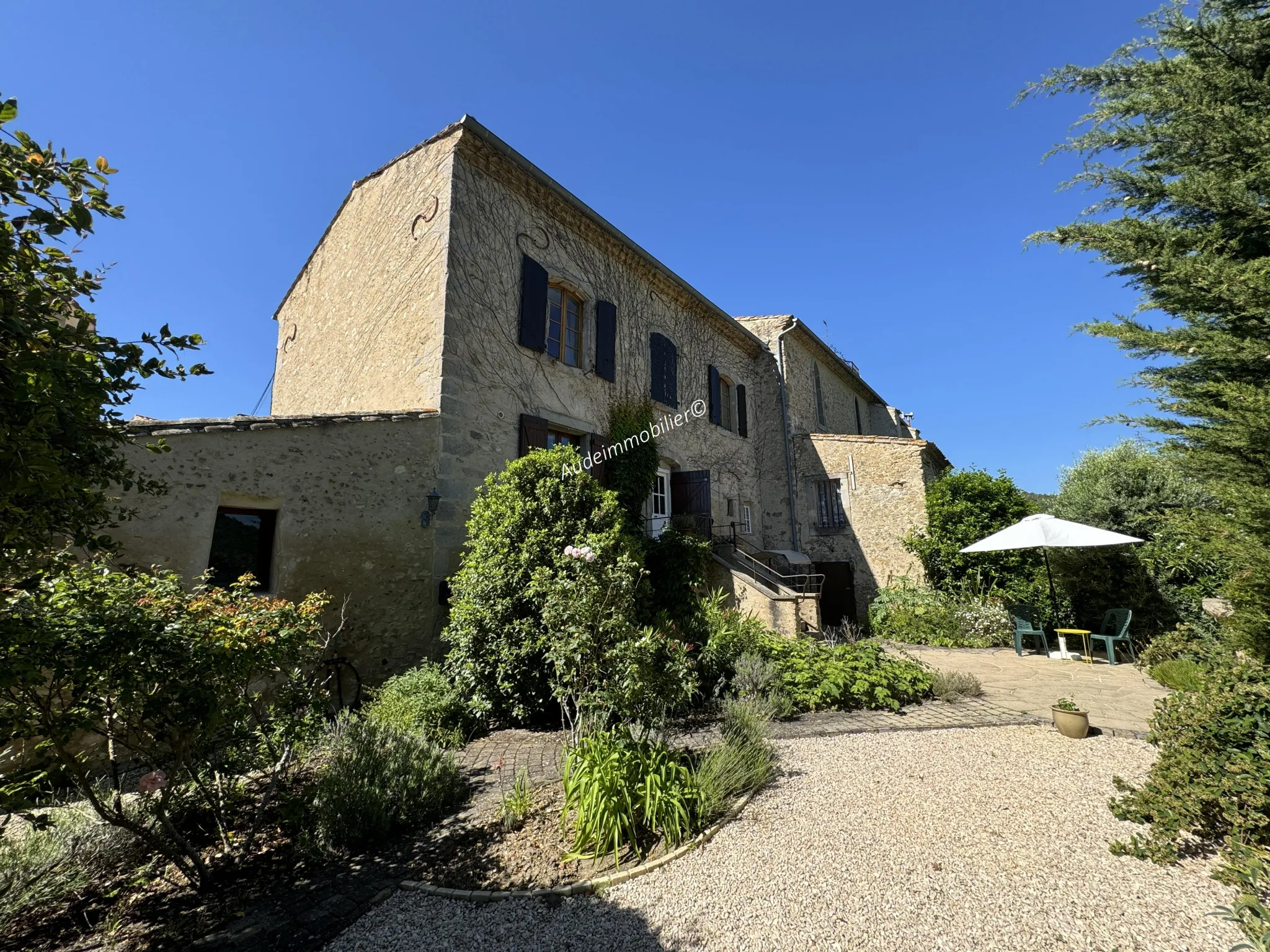 Ancien presbytère avec jardin et vue panoramique à St Hilaire 