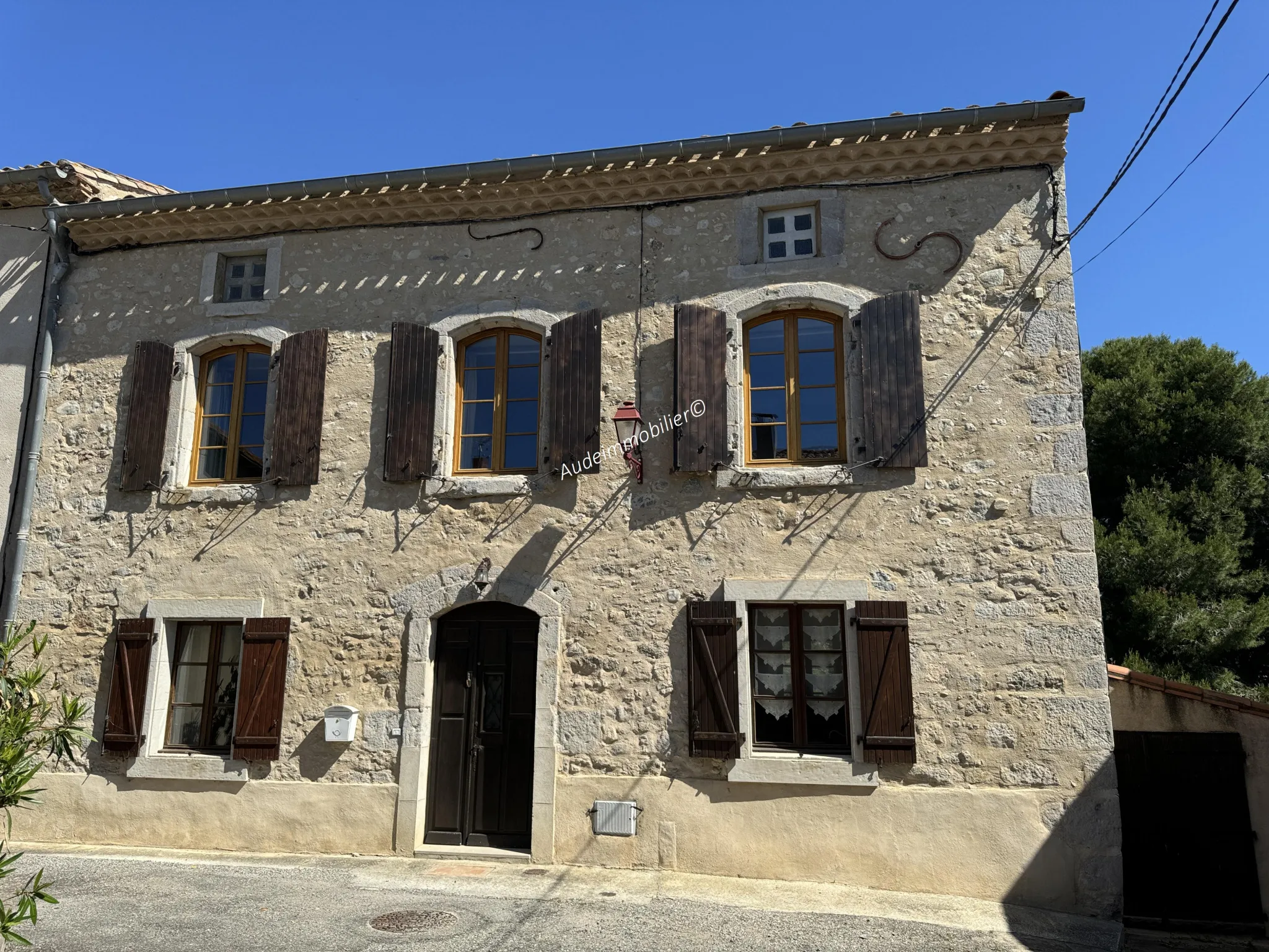 Ancien presbytère avec jardin et vue panoramique à St Hilaire 