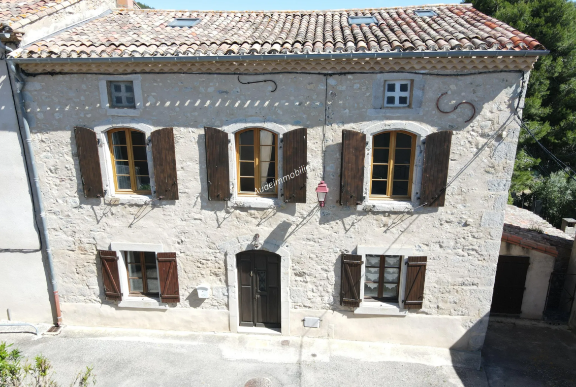 Ancien presbytère avec jardin et vue panoramique à St Hilaire 