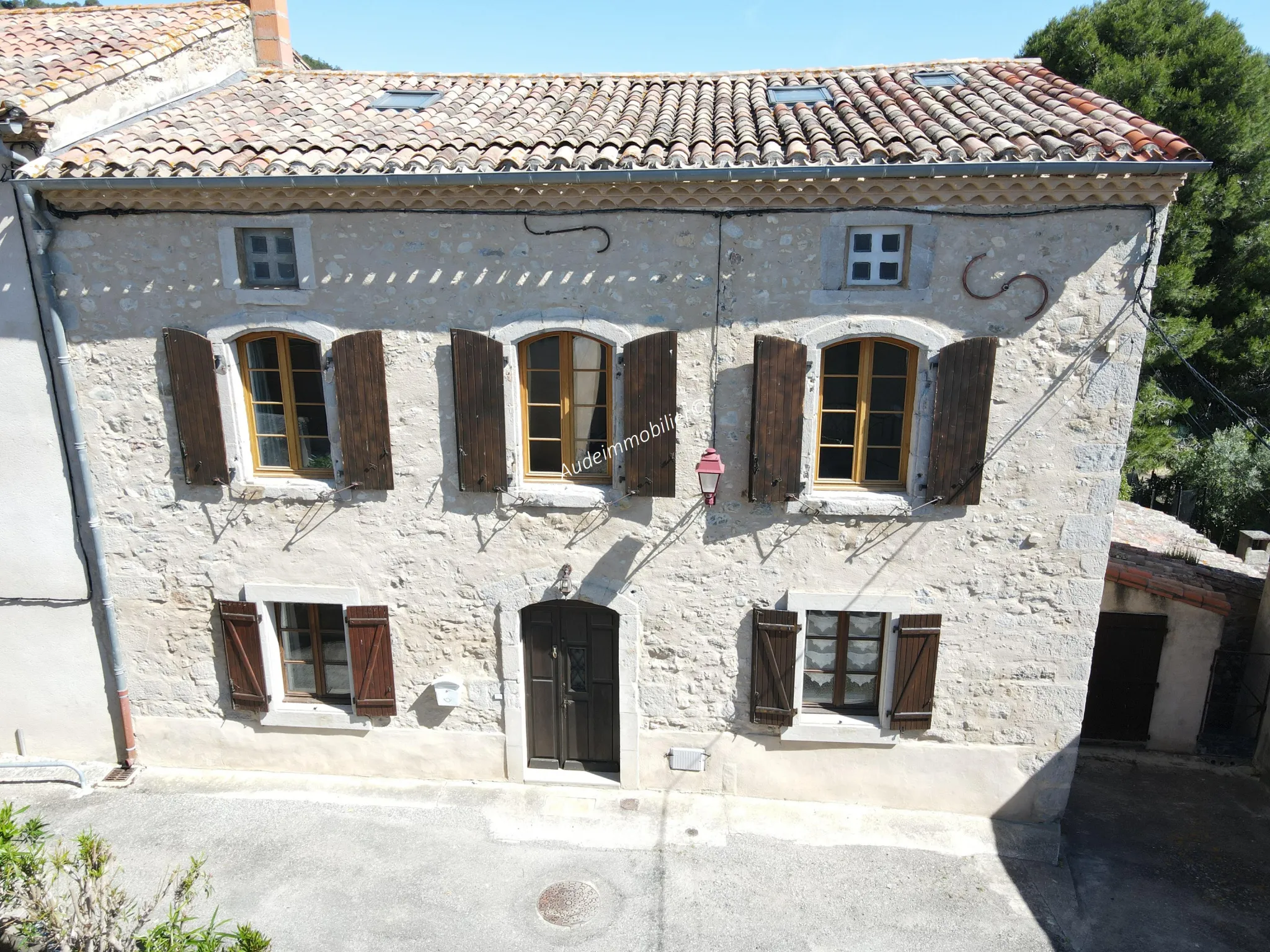 Ancien presbytère avec jardin et vue panoramique à St Hilaire 