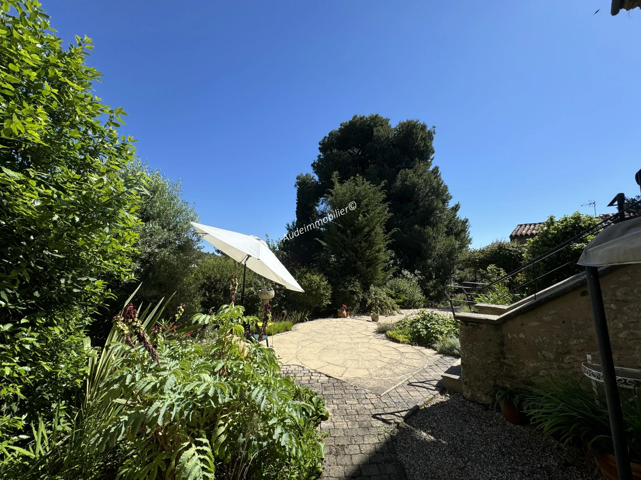 Ancien presbytère avec jardin et vue panoramique à St Hilaire 