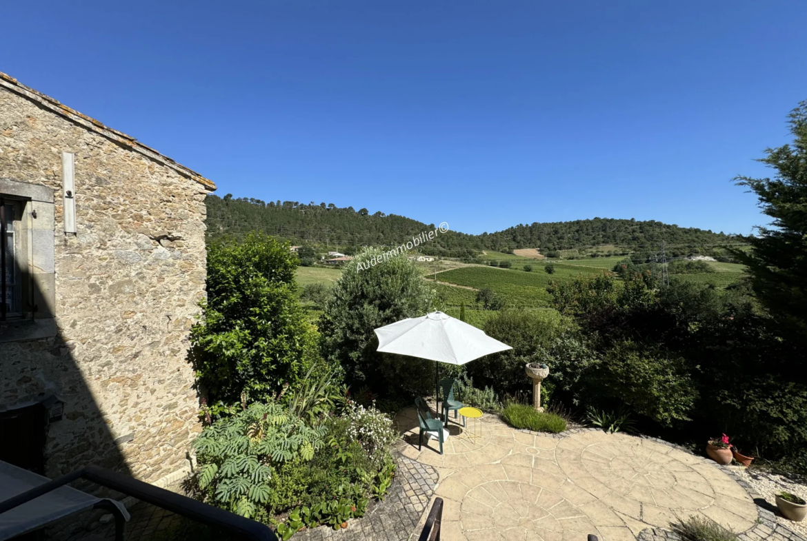 Ancien presbytère avec jardin et vue panoramique à St Hilaire 