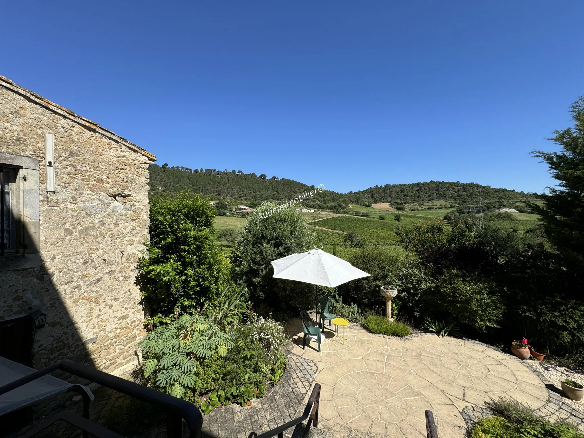 Ancien presbytère avec jardin et vue panoramique à St Hilaire 