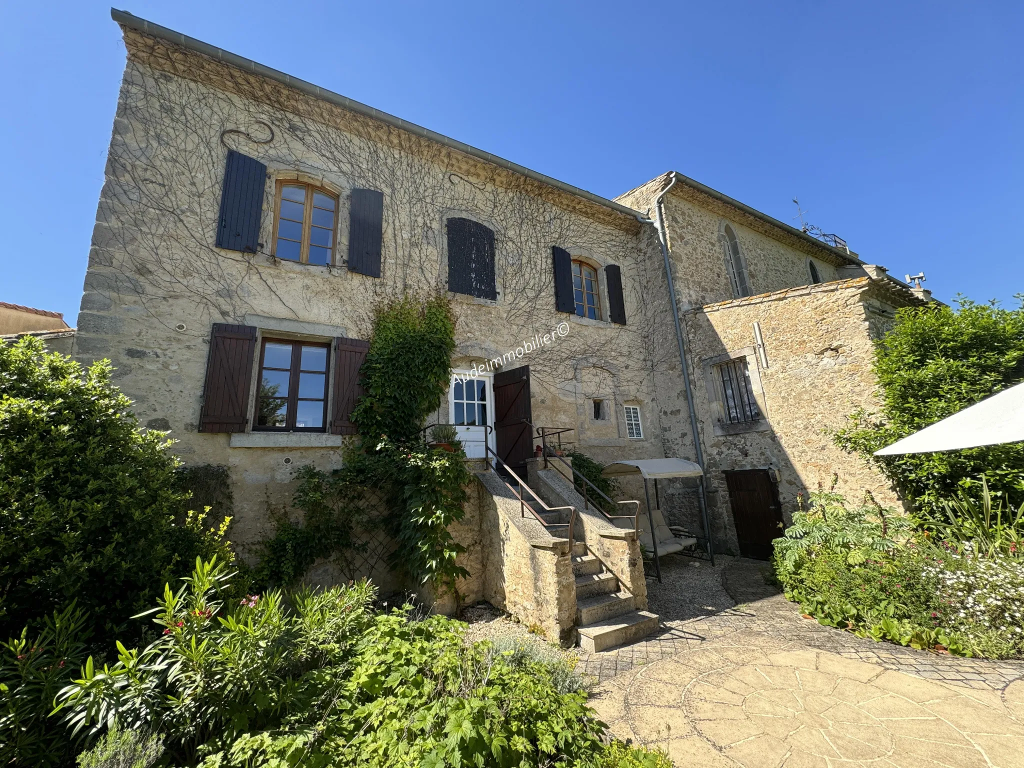 Ancien presbytère avec jardin et vue panoramique à St Hilaire 