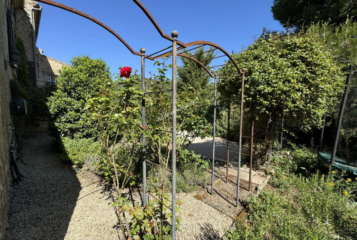 Ancien presbytère avec jardin et vue panoramique à St Hilaire 