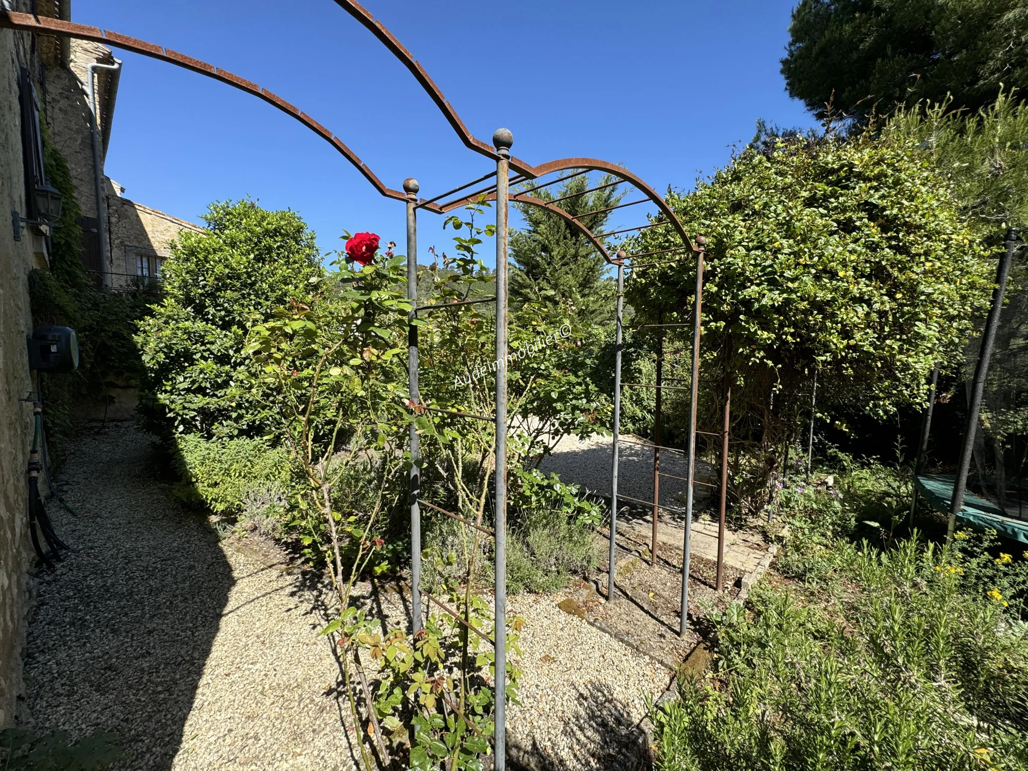 Ancien presbytère avec jardin et vue panoramique à St Hilaire 