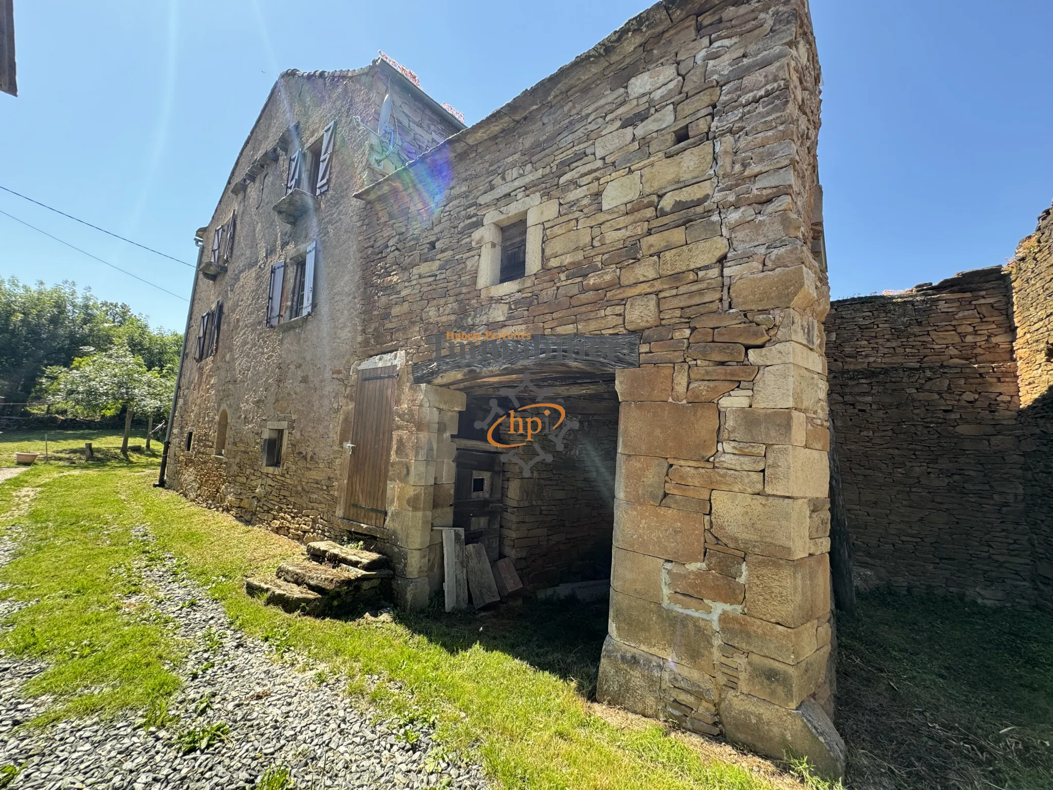 Vente corps de ferme avec terrains à Coupiac 