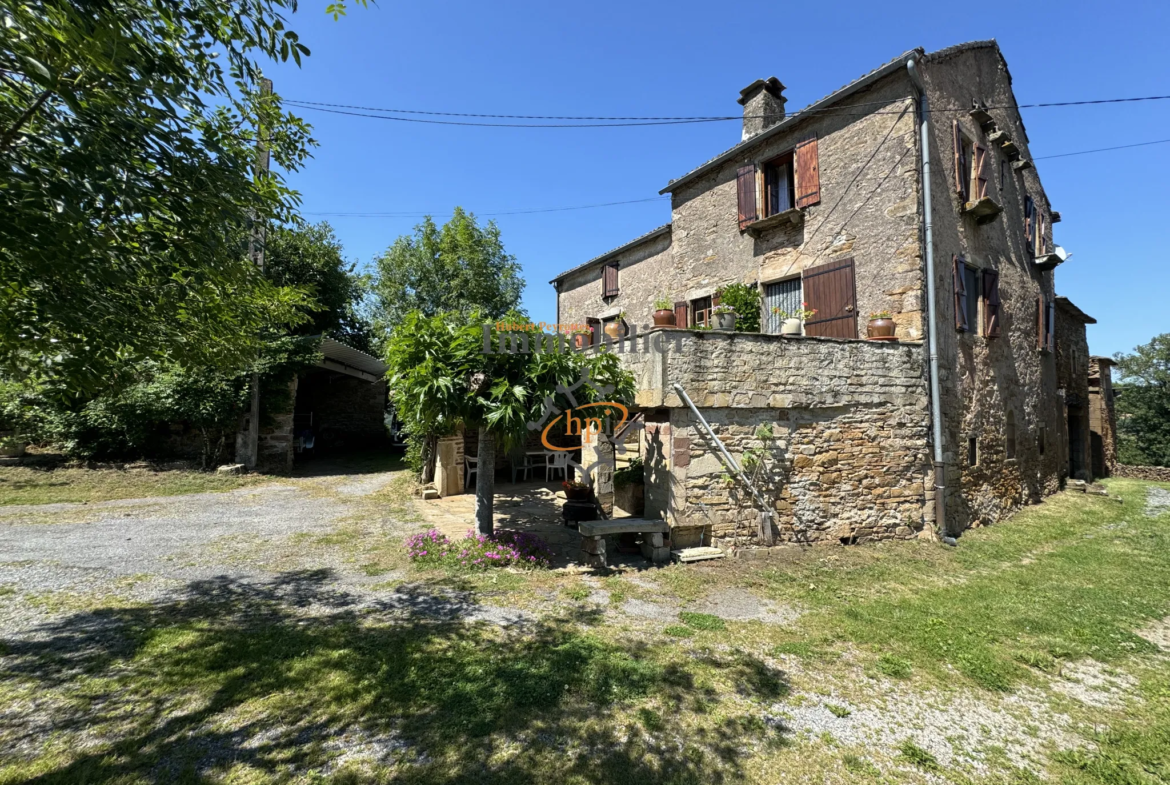 Vente corps de ferme avec terrains à Coupiac 