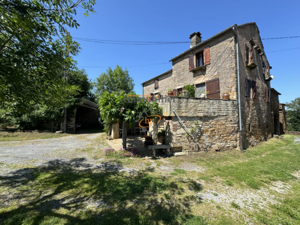 Vente corps de ferme avec terrains à Coupiac