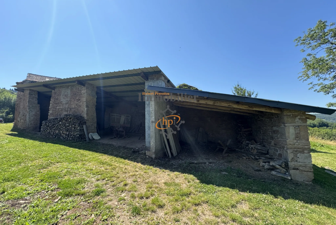 Vente corps de ferme avec terrains à Coupiac 