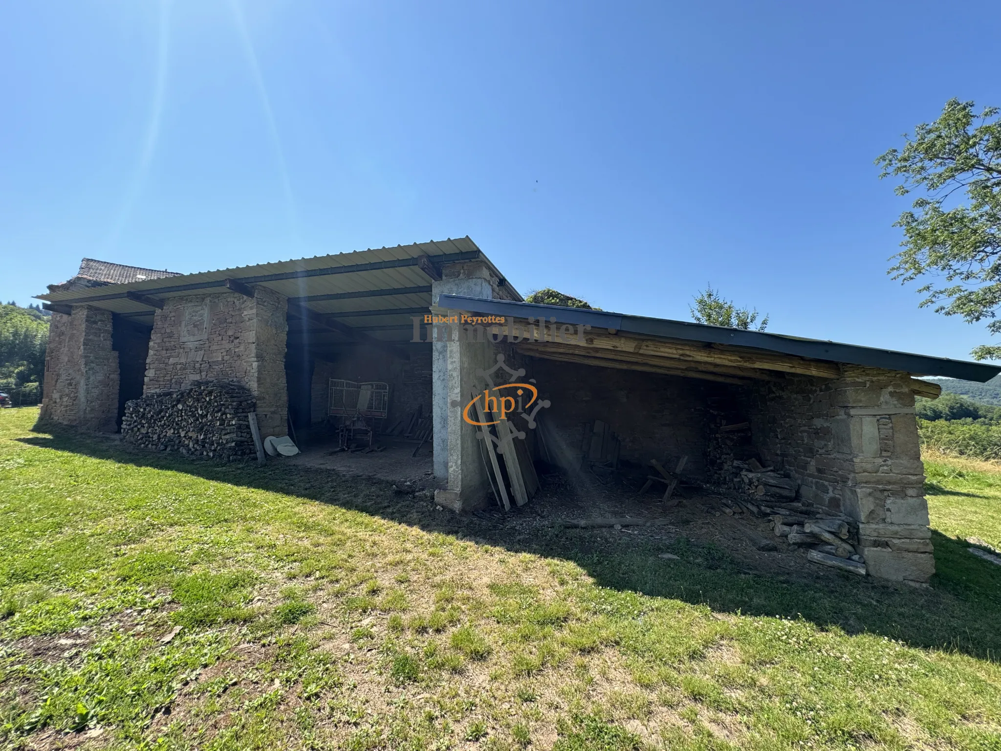 Vente corps de ferme avec terrains à Coupiac 