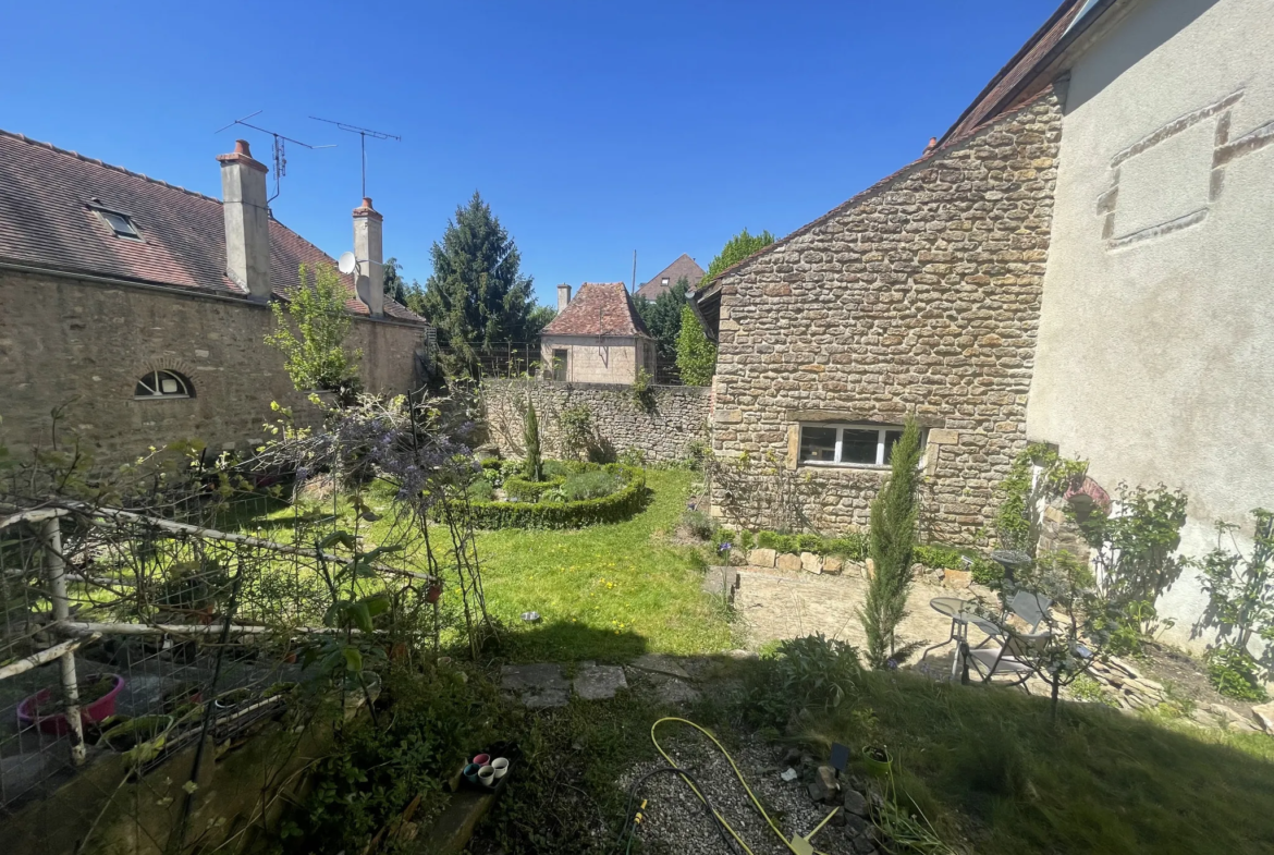 Maison ancienne avec jardin à Semur en Auxois 