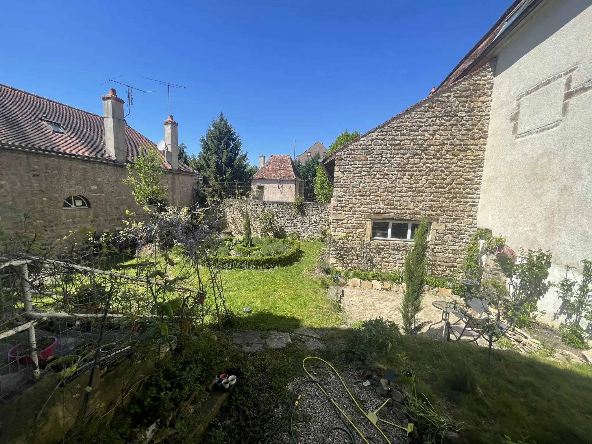 Maison ancienne avec jardin à Semur en Auxois 