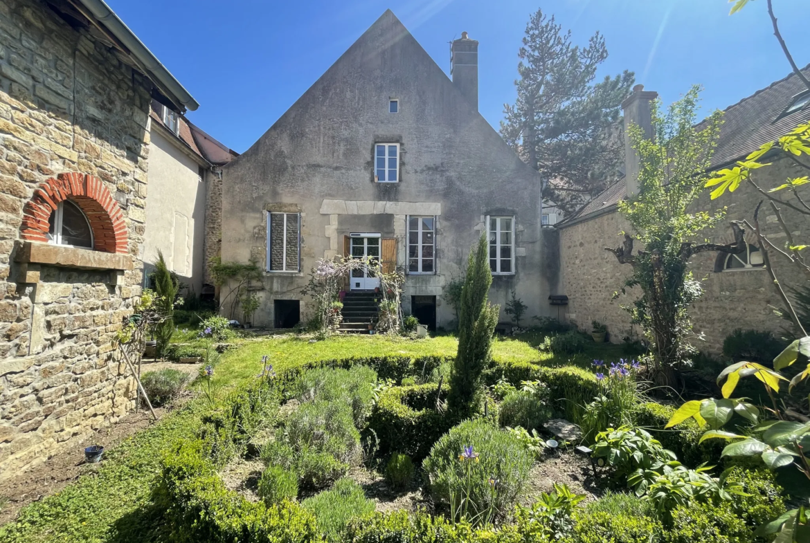 Maison ancienne avec jardin à Semur en Auxois 